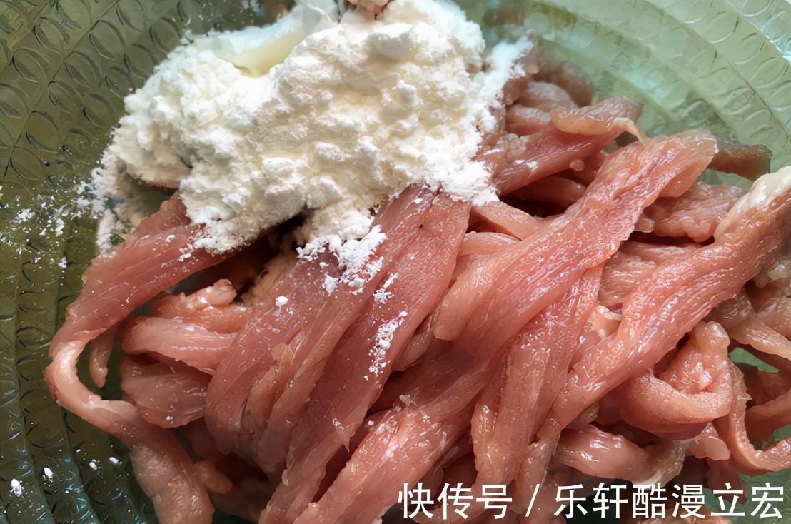 一道荤素结合的下饭菜,酸辣解馋,全家都喜欢吃