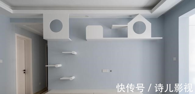 墙板|电视墙长4米多，铺护墙板提升颜值，内嵌玻璃柜增收纳，简单利落