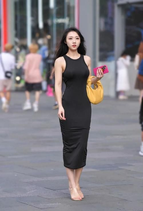背心 小黑裙依然是穿搭的首选，清凉的背心款，穿着时尚又显气质