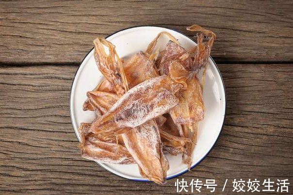 水泡|泡发干鱿鱼，只用水泡是不够的，多放2味料，鱿鱼泡得又大又新鲜