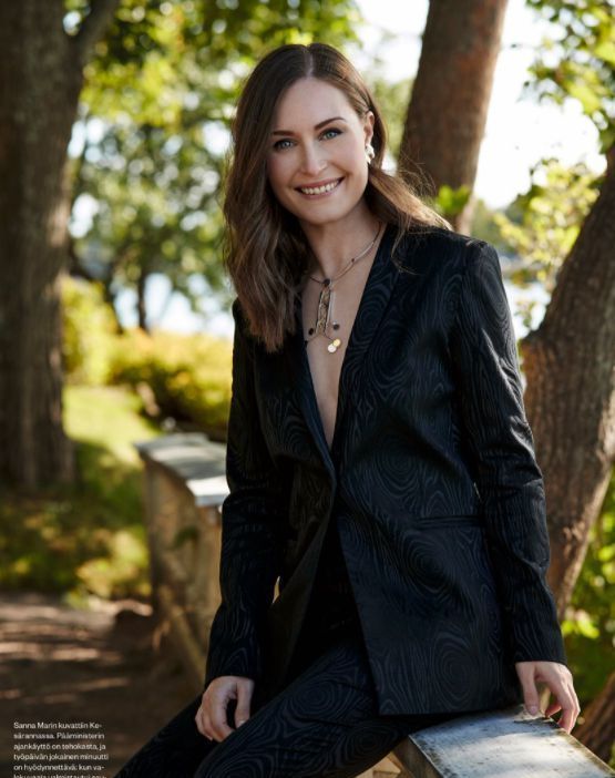 芬兰|35岁芬兰女总理亮相,穿争议西装时髦打底抢镜,换新发型太优雅