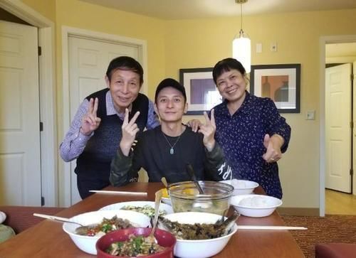 李维嘉节目中晒出豪宅,全屋都是大白墙,灯光的运用堪称装修典范