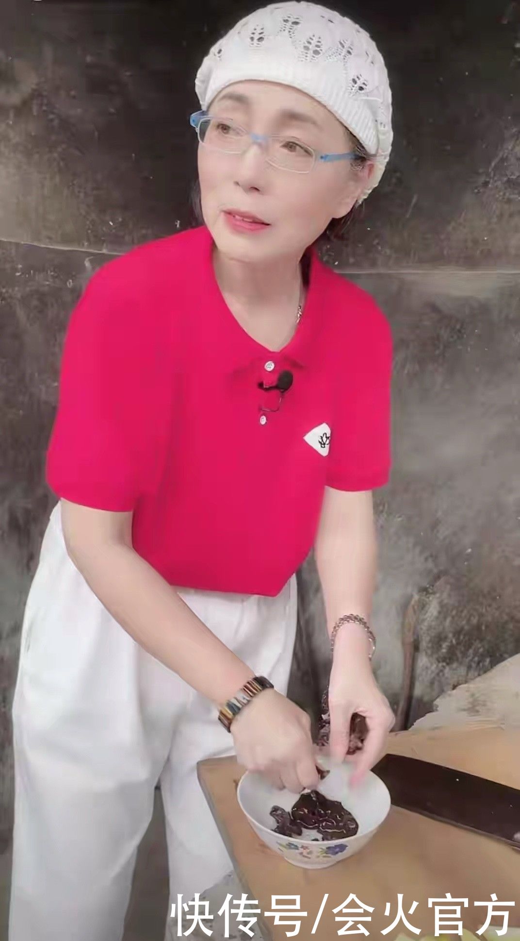 石榴姐|“石榴姐”现身乡村务农,墙上满是烟灰污垢,身价过亿生活仍节俭