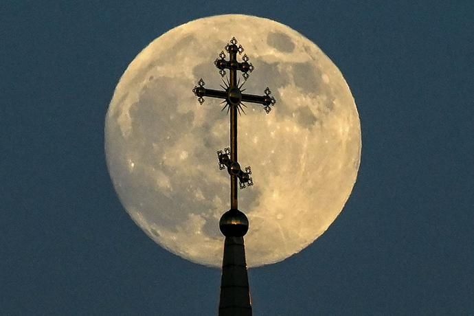 悬挂 全球多地夜空悬挂“超级月亮”