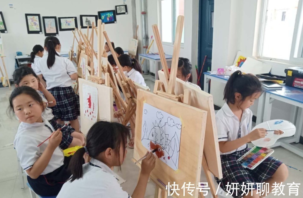 美术生&美术老师上课很尴尬,没收的手机是学生画的,网友:实力堪比老师