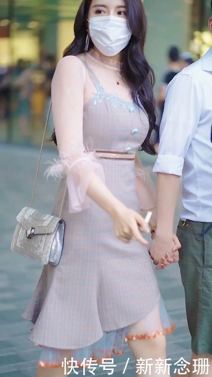 超衬御姐风,一条粉色轻纱打底裙,尽显成熟的魅力