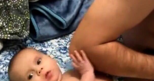 爸爸|宝宝睡醒发现爸爸被胳膊挡着,随后宝宝的动作,实在太可爱了