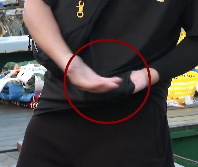 邓超与农民工扳手腕，比赛结束一个动作惹怒网友：嫌弃就别玩