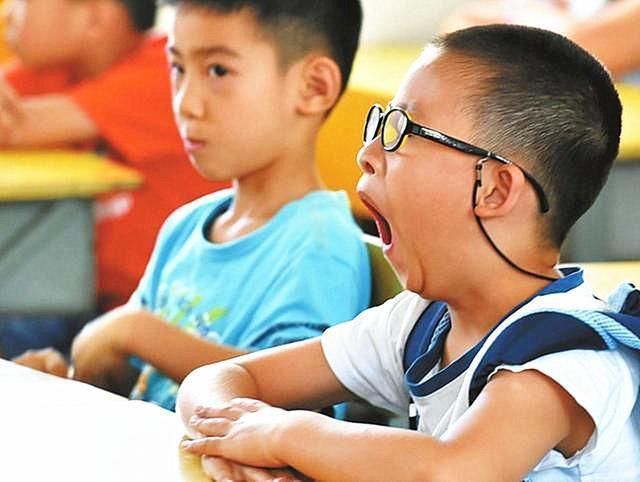 日常|国内儿童到底有多累?9张日常照片看哭万千父母:童年可以轻松吗