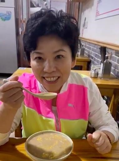 世界冠军|世界冠军邓亚萍晚餐吃太多,吃饭的碗比盆还大,网友够我吃两天