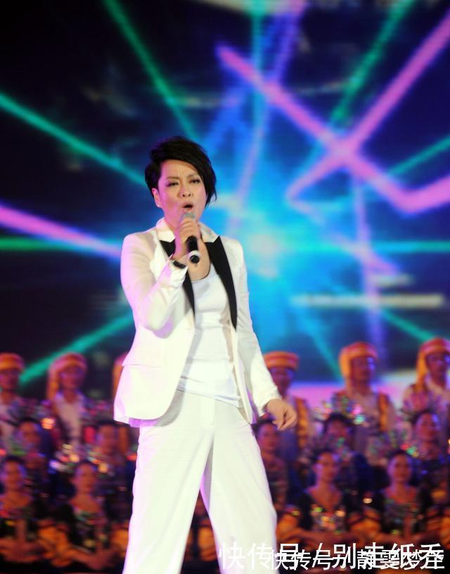 短发|毛阿敏真不服老,快60岁还穿中性风,短发利落干练,气质十足