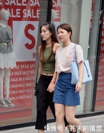 搭配|街拍:你和闺蜜逛街,一定要搭配一下,这不是有心机