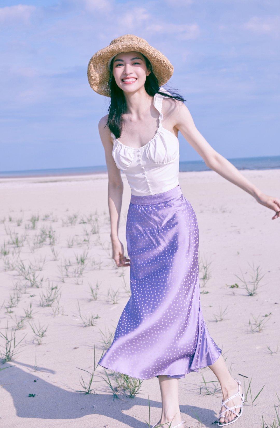 吊带连衣裙|钟楚曦的身材比例太完美,一袭吊带连衣裙性感优雅,美得让人心动