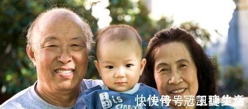 花样年华|“父母双亡,22岁姐姐该养3岁弟弟吗?”,网友的答案让人心寒