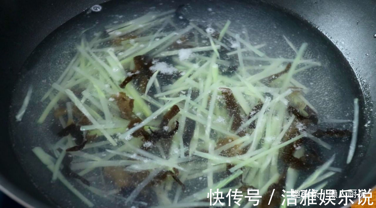 肉嫩|蛏子别只会炒着吃，教你做一碗蛏子汤，鲜中带香，肉嫩不老