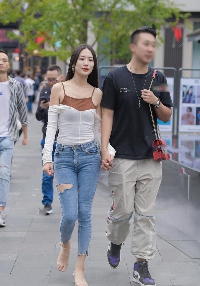 上衣|美女街拍:牛仔裤要这样穿,搭配时髦上衣,造型才能显得时尚不俗气