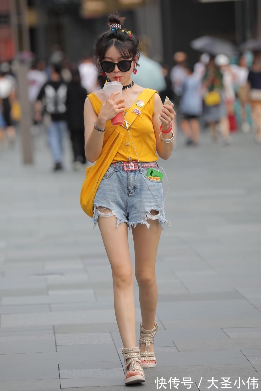 美女|美女街拍:小姐姐温柔春日穿搭,紫色衬衫配针织衫,秒变邻家妹妹!