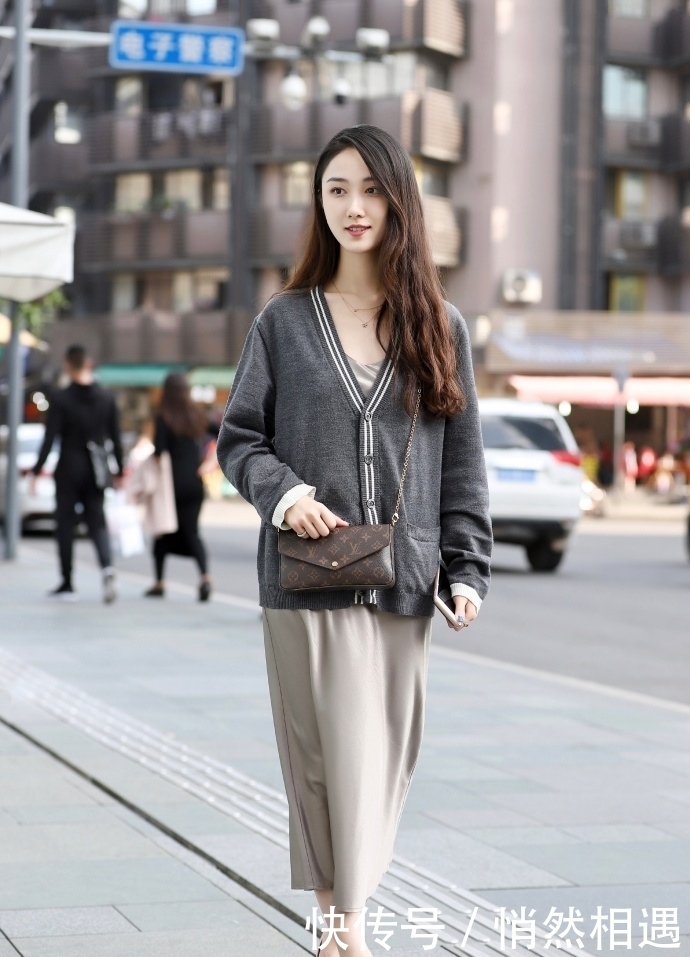 小姐姐|街拍:气质动人的甜美小姐姐,一颦一笑,迷倒众生