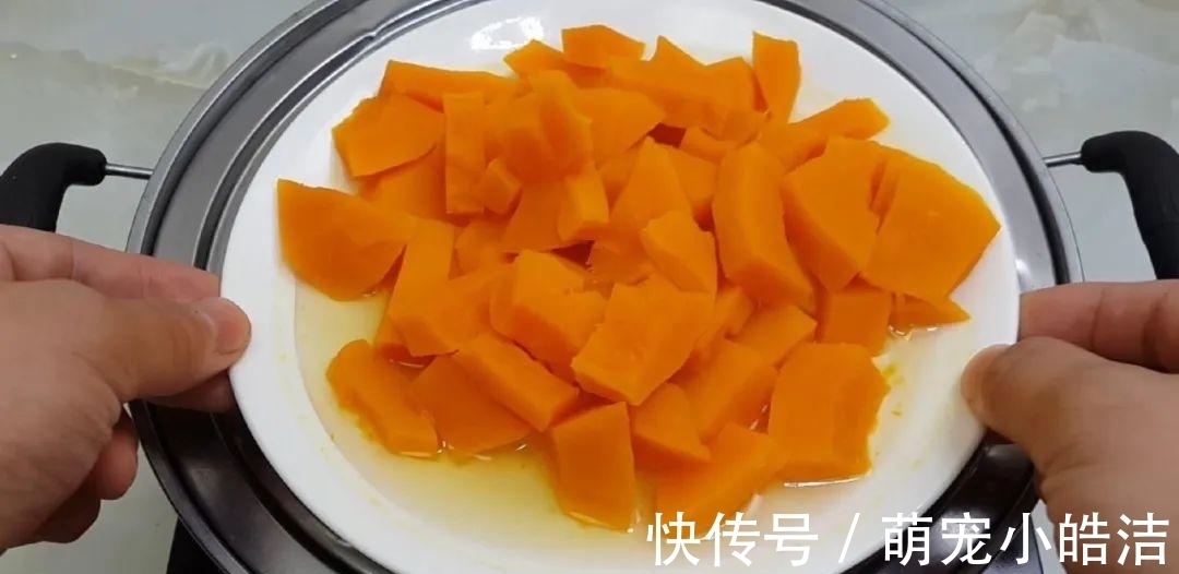 南瓜这样做才简单,锅里炸一炸,外皮焦脆又空心,比面包蛋糕还好吃