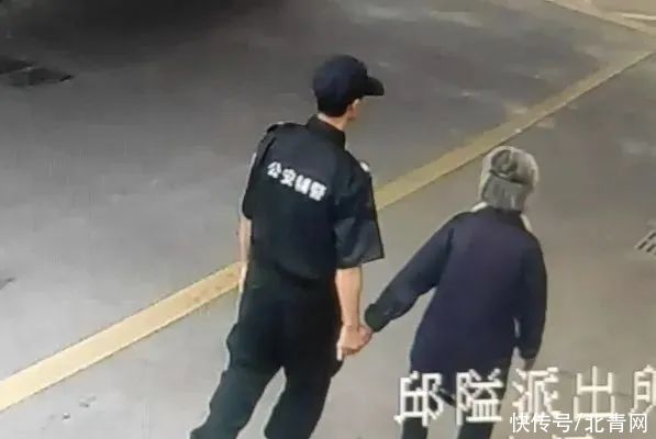 辅警|22岁辅警和84岁老奶奶手牵手“遛弯”……派出所这一幕太温馨