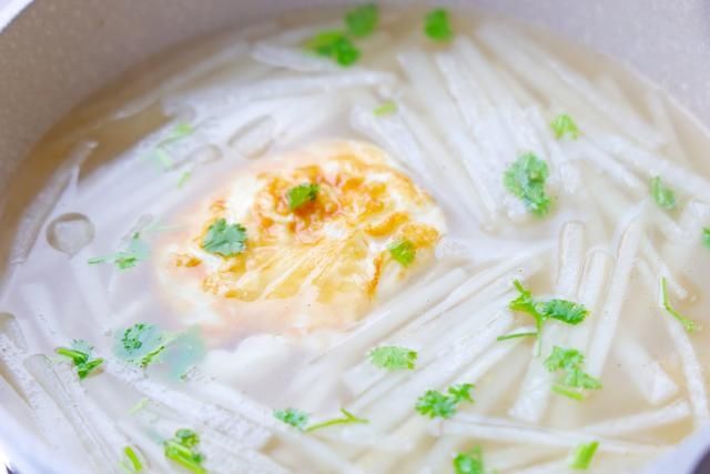 适合冬天喝的萝卜煎蛋汤，一定做给孩子喝，汤鲜味美润肺暖胃