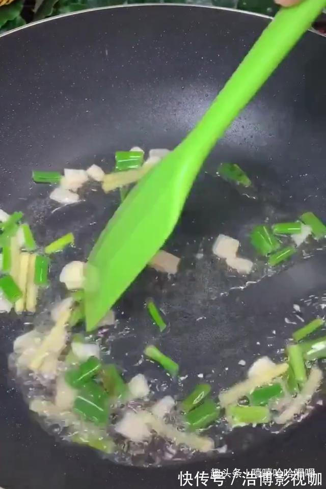 豆腐家常做法之萝卜青椒烩豆腐,色泽艳丽,营养开胃!