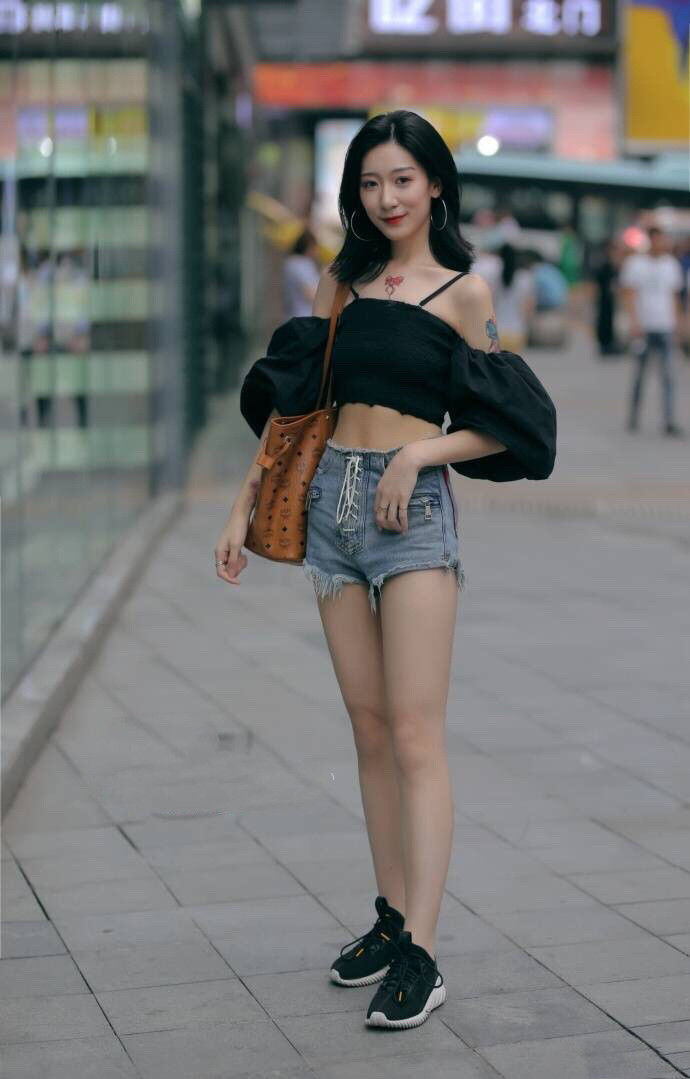 街拍：拥有大长腿和小蛮腰的小姐姐，笑容甜美，有没有甜到你呢？