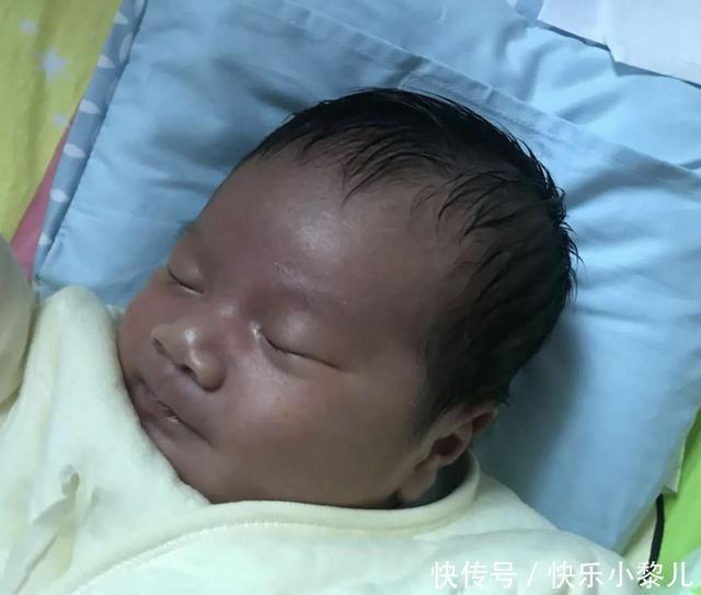 新生儿|宝宝出生后因太黑在医院走红,妈妈“忍住”没扔,长开后人见人夸