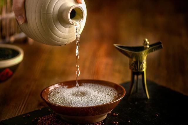 纯粮白酒|买白酒时,无论啥大牌子,只要瓶身有这5个数字,都是酒精勾兑酒