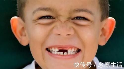 爷爷奶奶|8岁孩子门牙迟迟不出，爷爷奶奶平时的这一行为，是主要原因