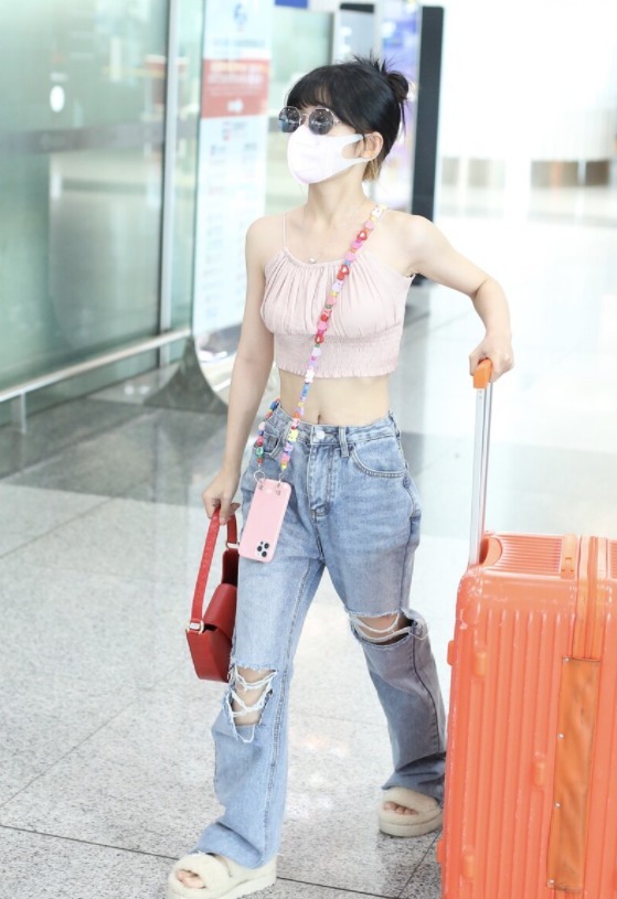 赖美云|赖美云身材比例出众,穿短款吊带搭配牛仔裤,细腰长腿抢眼又抢镜