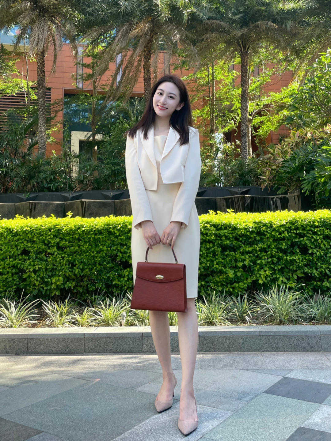 西装|基础款怎么穿出高级感?短款西装配连衣裙优雅温柔,显瘦又时髦
