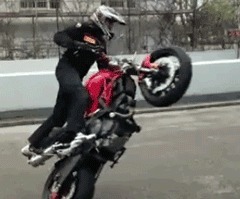 |搞笑GIF图:媳妇拍照时要注意穿着啊,别着凉了啊,哈哈哈