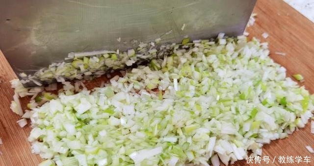 入冬后,白菜萝卜靠边站,冬天最该吃这菜,营养极高,做馅饼最香