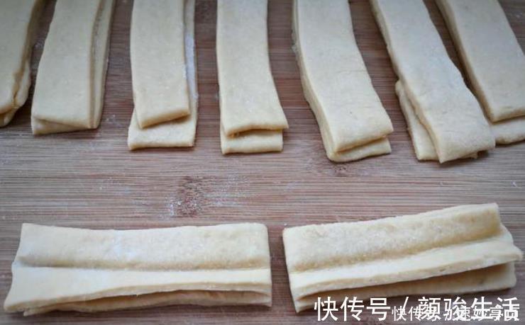 干面粉|炸油条不要用泡打粉、小苏打，油条店都这样做，蓬松酥脆入口即化