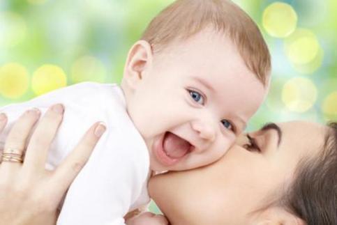 取名|爸爸姓“尿”,死活不肯让孩子随自己姓,妈妈机智取名被夸赞