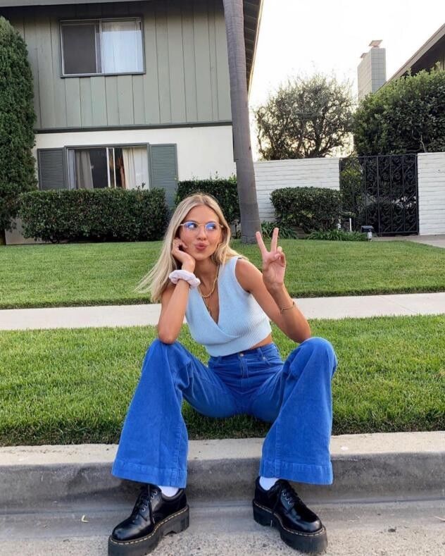 博主|博主Brit Harvey拥有健康的小麦色 用明亮色彩来点亮穿搭的活力 ?