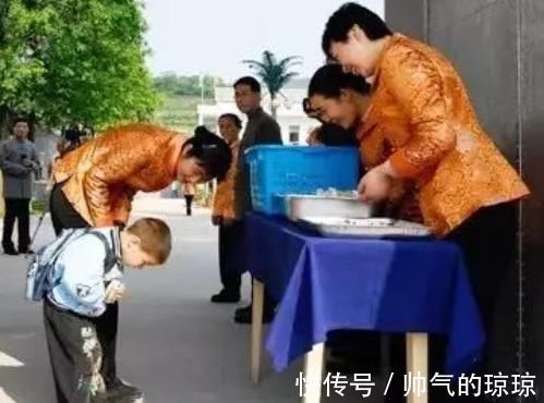 让座|六旬老太逼残疾女孩让座,十岁男孩一句话火了,网友教养真重要