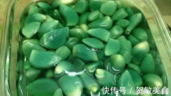 腊八蒜|腌腊八蒜只加醋就错了,多加点它,蒜瓣像翡翠一样