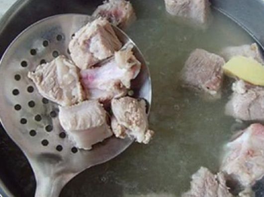 焯水|炖排骨时第一步不能错大厨传授正确方法，排骨鲜嫩多汁无腥味