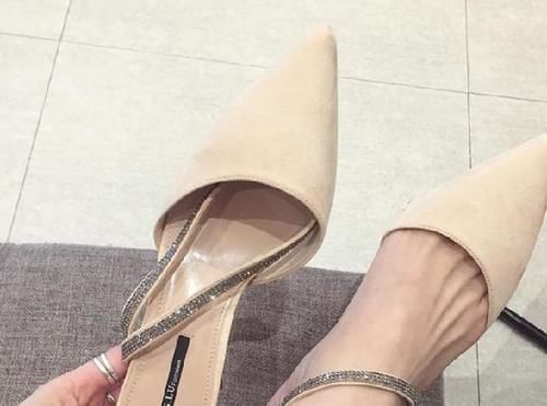 尖头|越是漂亮女人越爱穿细高跟鞋, 如此大步流星的走, 厉害了!