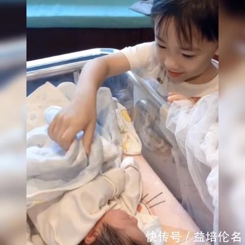 家长|7岁男孩医院照顾弟弟迅速走红,高颜又暖心,网友:想要同款哥哥