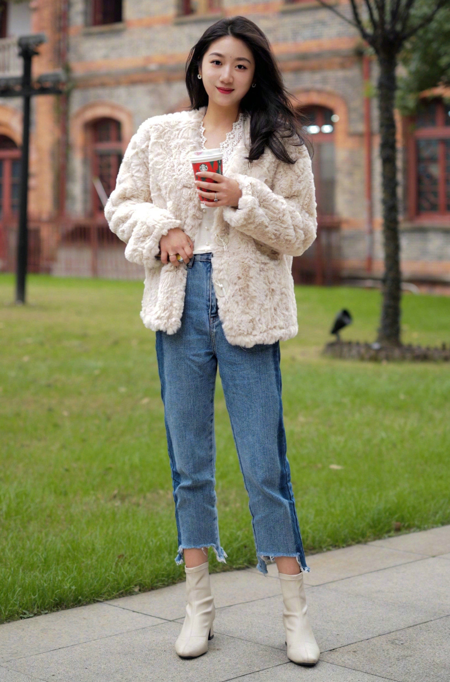 时尚：用短靴来搭配连衣裙，可以获得帅气与妩媚并存的效果