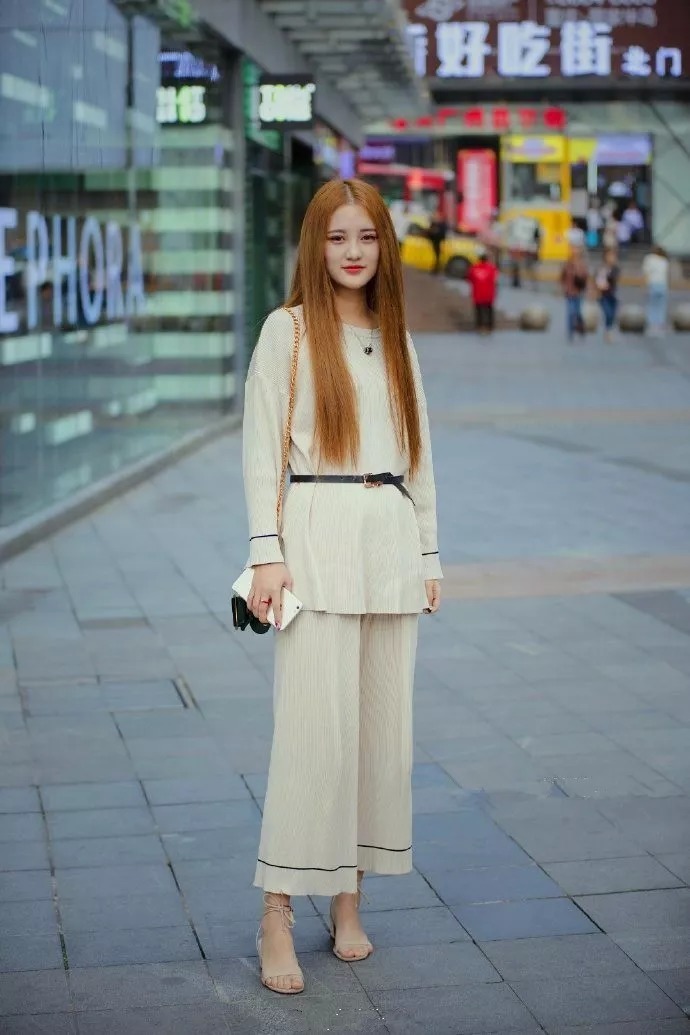 女生搭配高跟鞋，散发出优雅的气质！