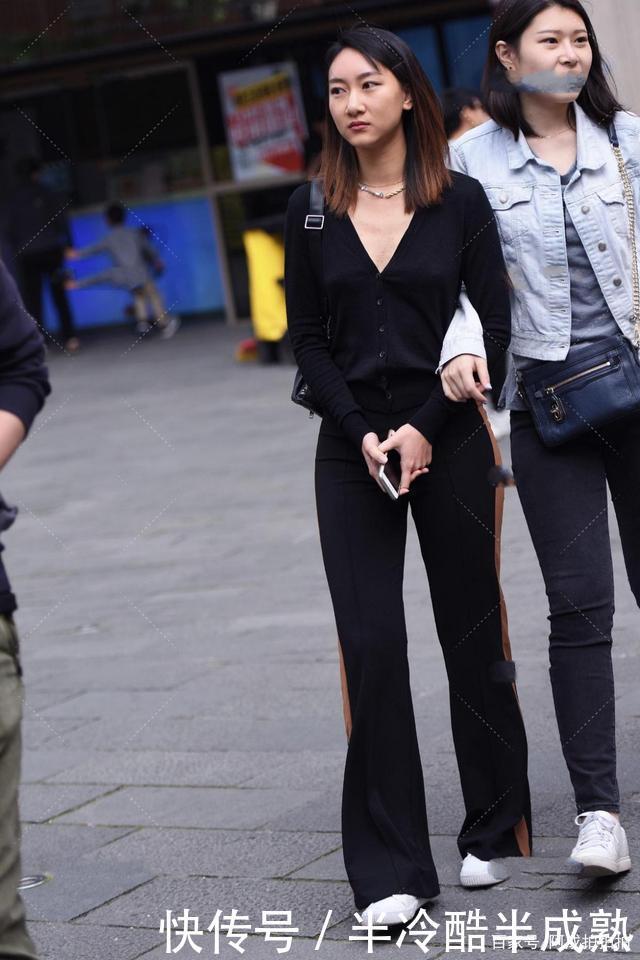 针织v领开衫搭配拼色阔腿裤,休闲时尚,温柔大方又显气质