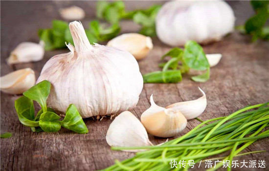 睡觉前,在脚底贴一片蒜瓣有奇效,看完回家也试试