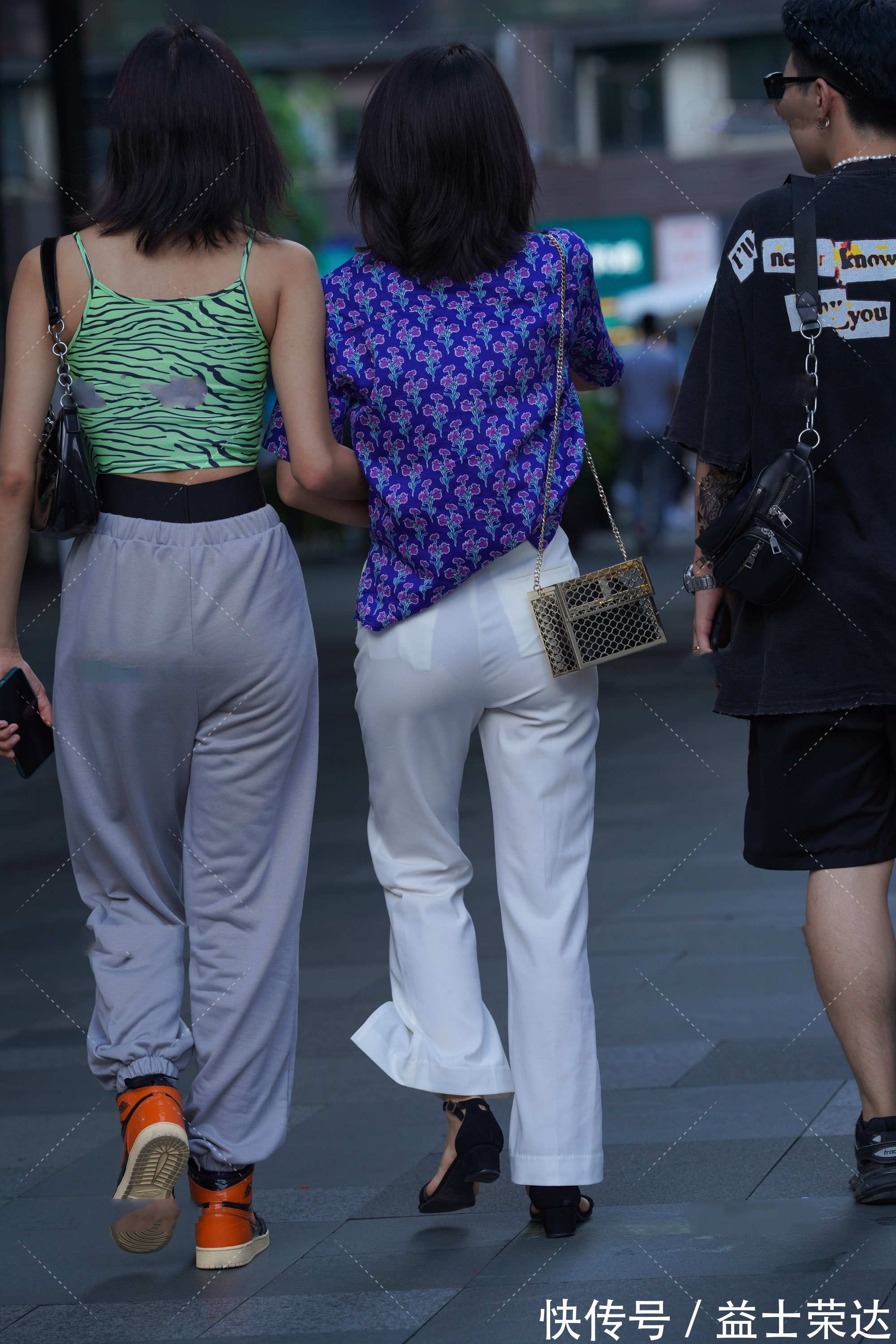 穿搭|蓝色碎花上衣搭配纯白色设计感裤子，港风味十足，帅气又有个性
