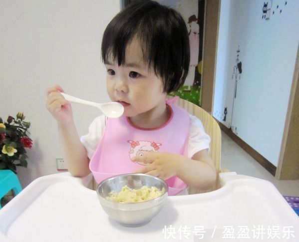 倩倩|已经满两岁的宝宝,这三个技能都掌握了吗?全部做到说明发育达标