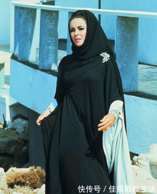 祖母绿 自带服装拍戏不算什么,泰勒拍电影自备珠宝,给剧组省了好多经费!