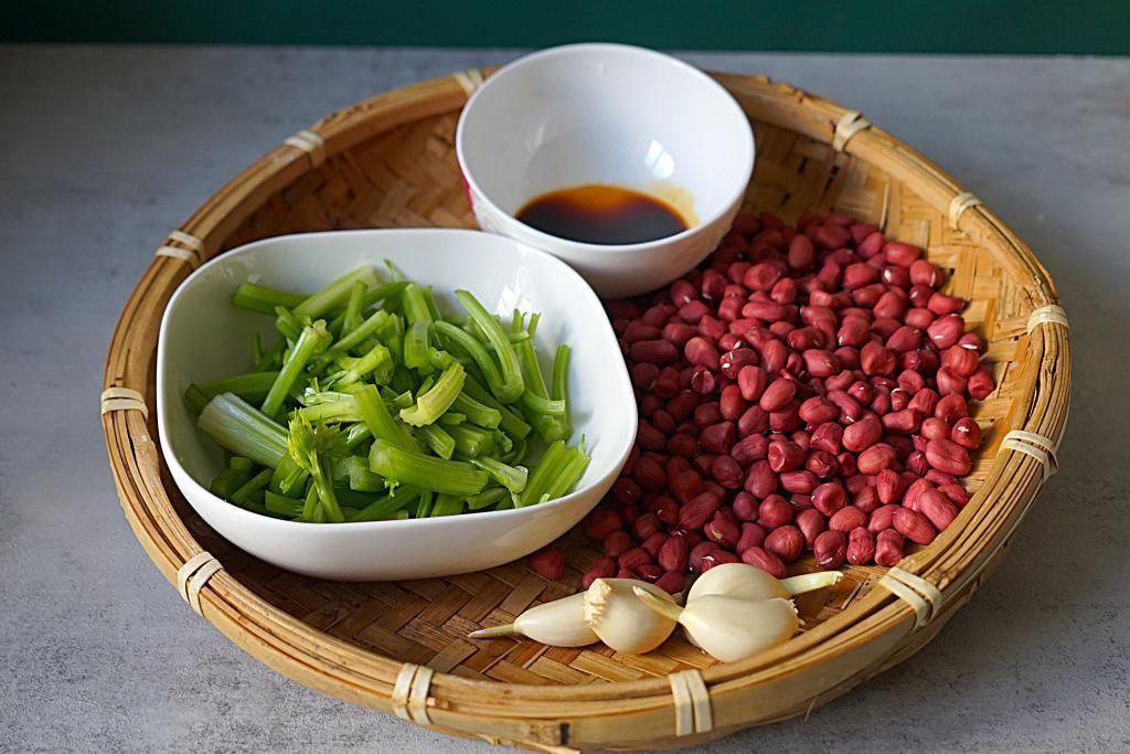 用花生米这样做下酒菜，太实用了，不油炸不用炒，宴客倍有面子